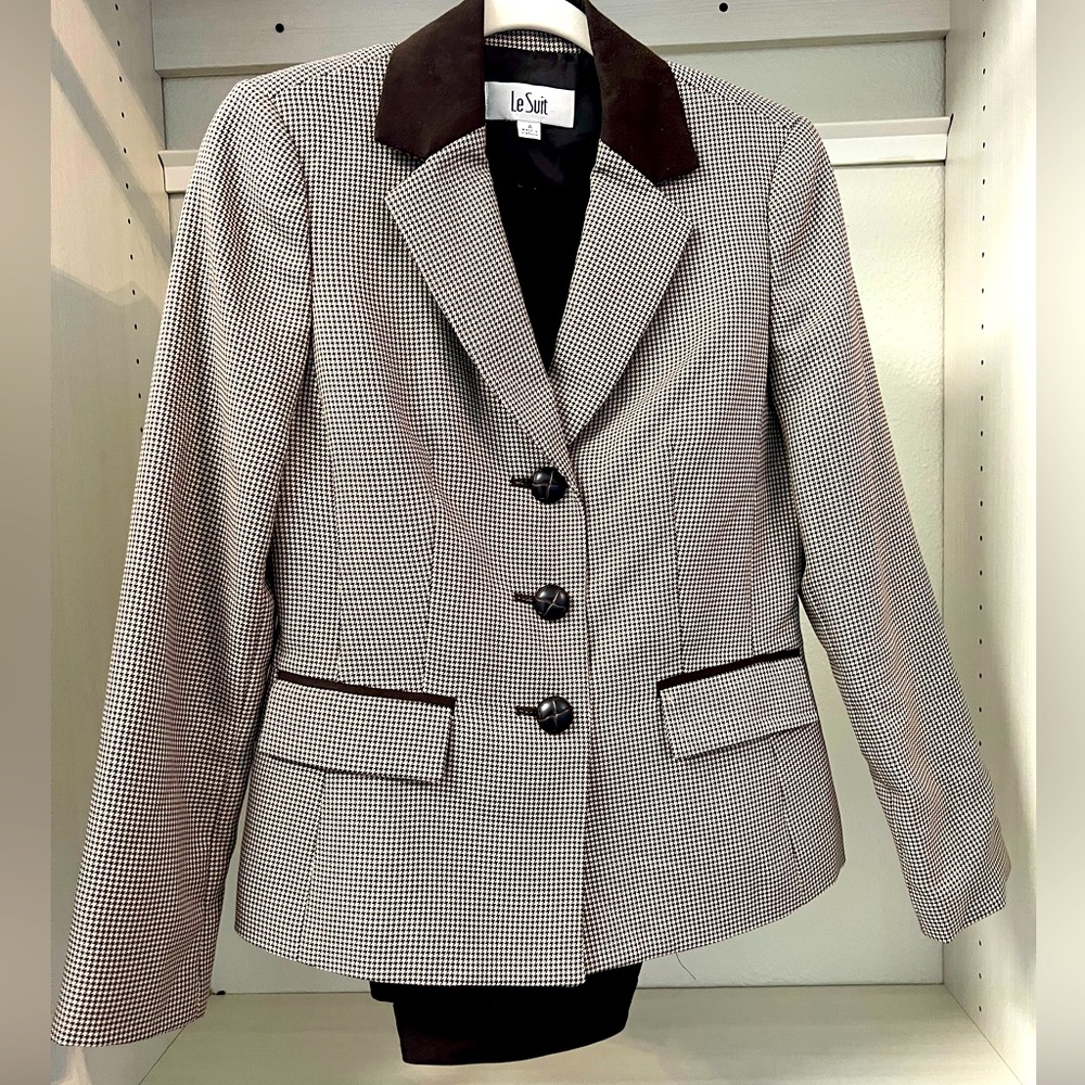 2pc pant suit by Le Suit! Great quality and lightly worn